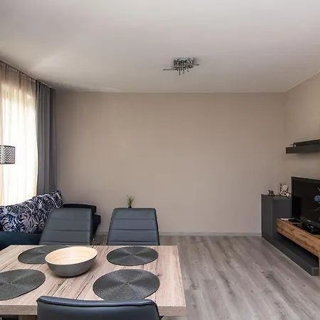 Cozy Flats Nearby Center Free Park Area *